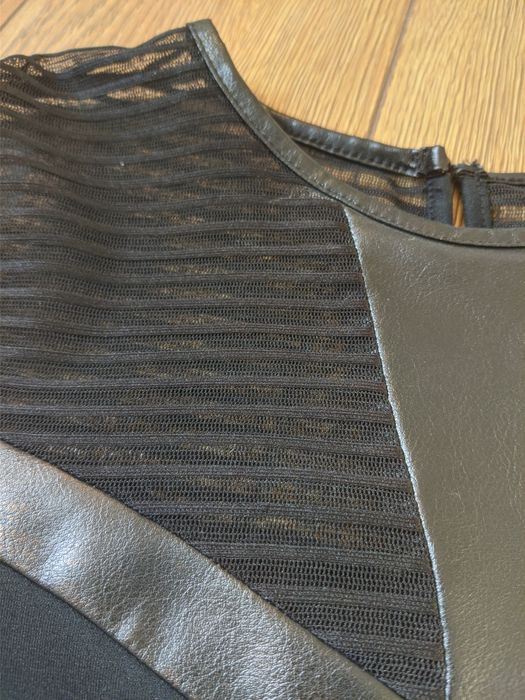 Top cu inserție din imitație piele