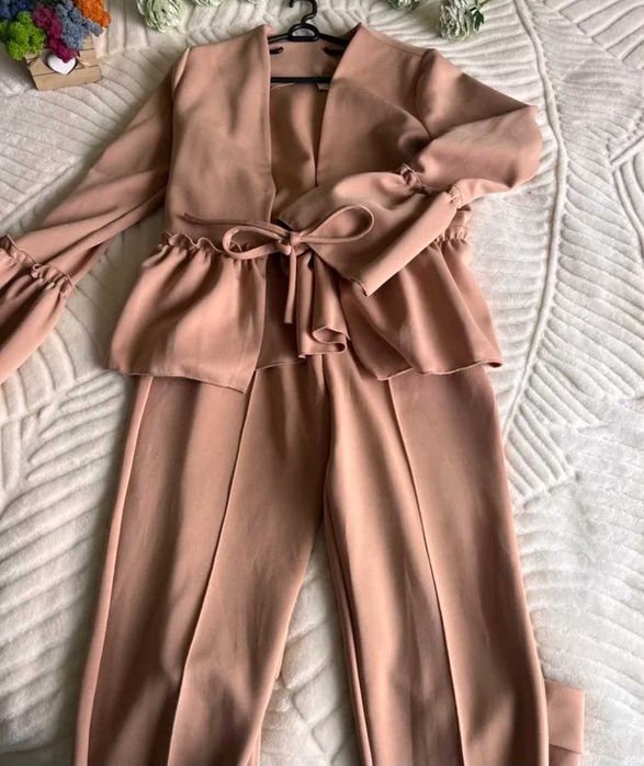 Дамски бежов костюм xs нюд камел сет