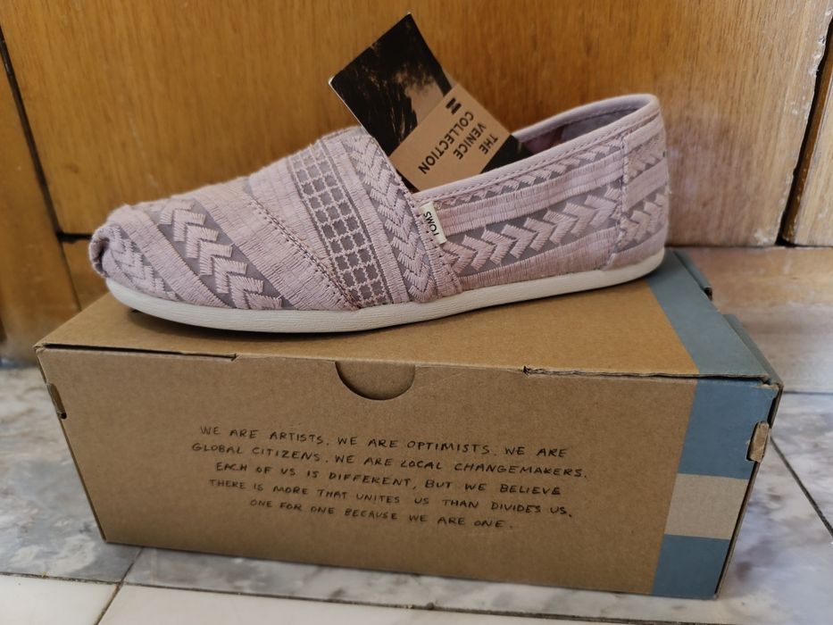 Обувки Toms на равна подметка
