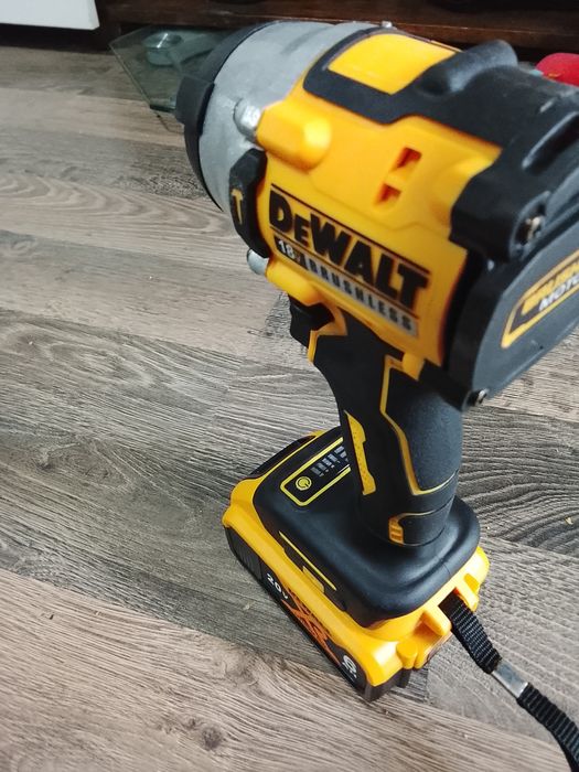 Insurubat impact DeWalt DCF922 cu o baterie de 6a
