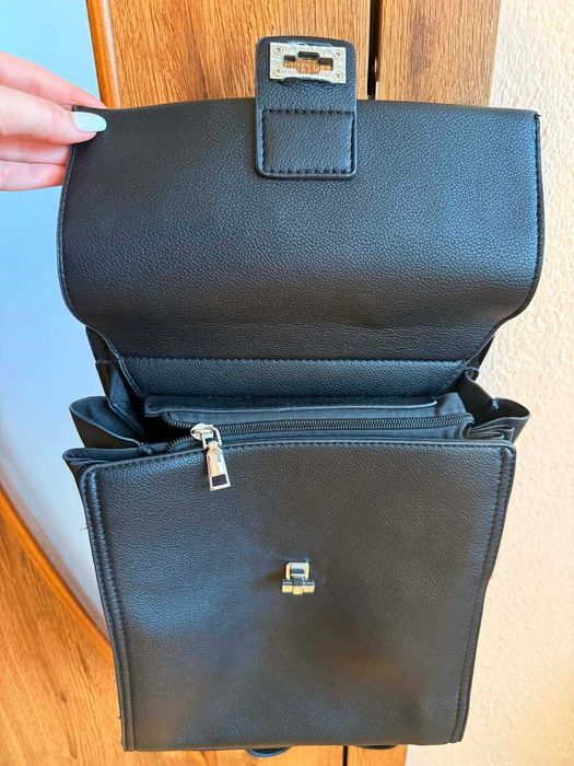 Кожена раница с три разделения и вътрешни джобове