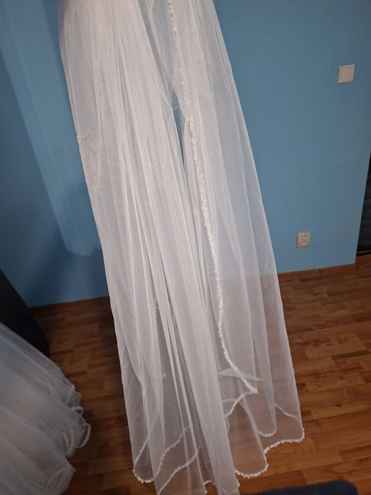 Vând rochie de mireasă purtată o singură dată . Este mărimea M dar se potriveste și L și este cu corset . Are un mic defect jos dar se poate ajuta