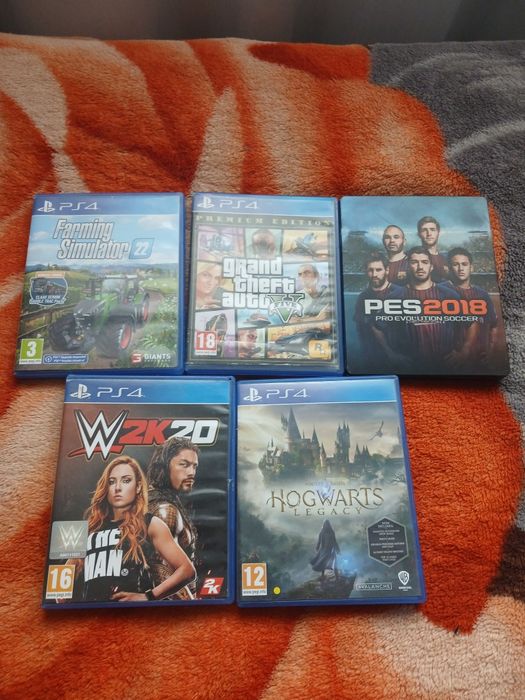 Vând ps4  stare buna  cu 5 jocuri 750 ron