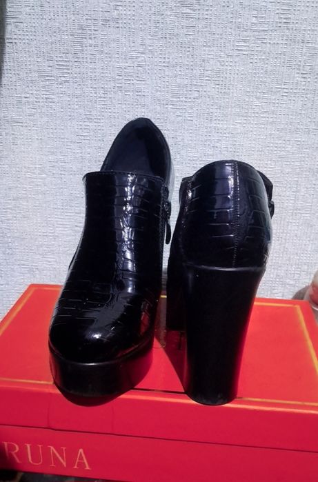 Baland poshnali ayollar tuflisi