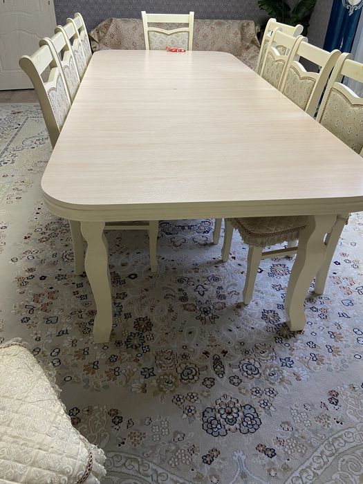 Стол и стуля для гостинной