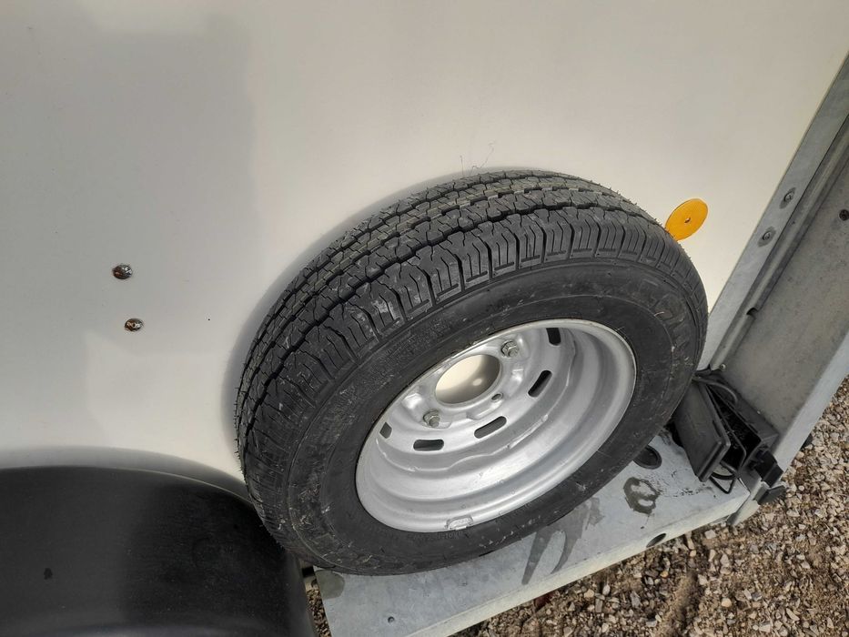 Затворено Ремарке 2700кг. Ифор Уилямс Iford Williams.
Модел BV105G