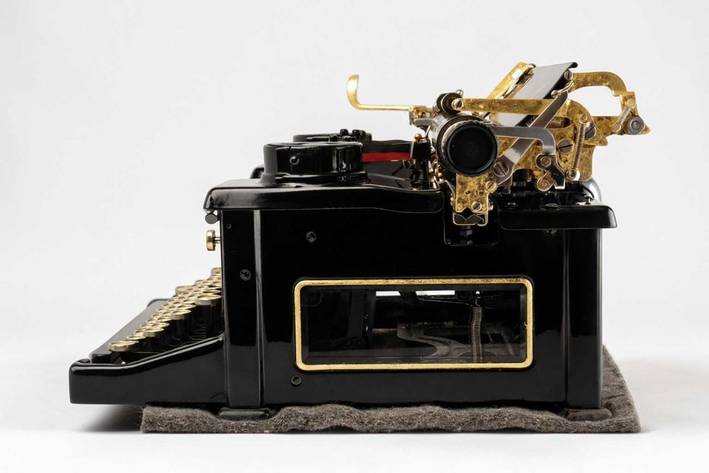 Masina de scris Royal 10 – editie rară cu aur 22K – obiect premium.