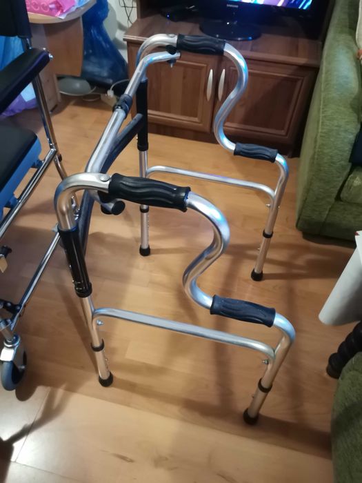 Санитарен стол за тоалетна и баня. Проходилка. Надстройка за тоалетна.