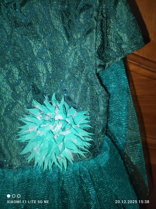 Красивое изумрудное платье