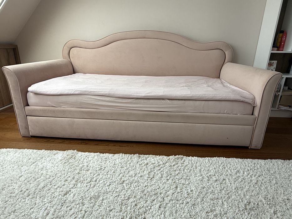 Елегантно двойно легло с изтеглящ се механизъм и кадифена дамаска