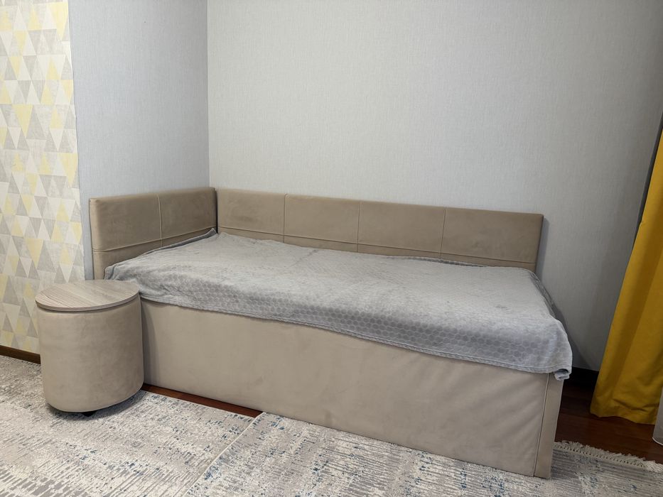 Односпальные кровати с матрасом и тумбой