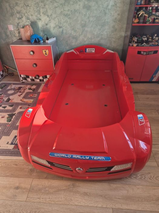 De vânzare pat formula 1. În preț este inclusa și salteaua.