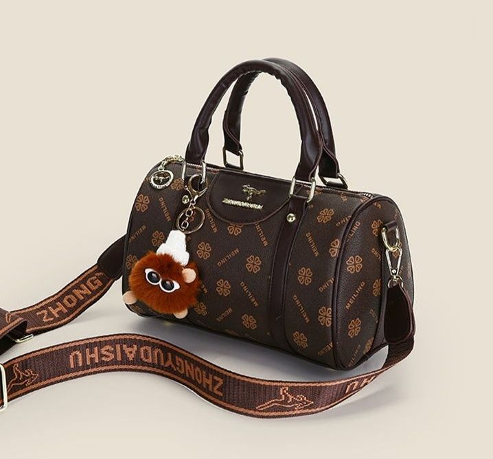 Женская сумка из эко кожи с брелком женский сумочка