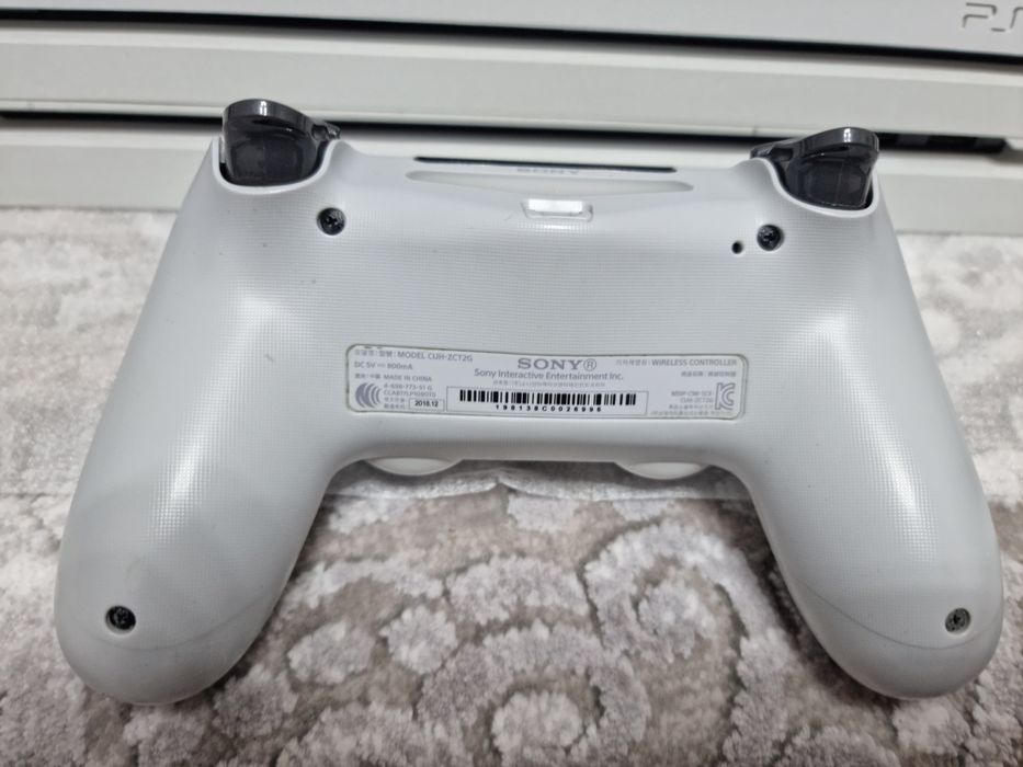 Sony Playstation 4 PRO 1 ТБ с 4K HDR, 1 оригинал джойстик. Ревизия 3.