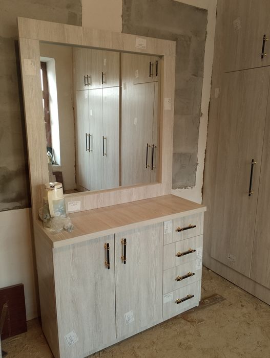 Ajoyib koʼp tortmali mebel