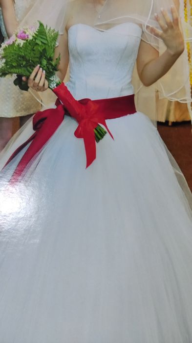 Свадебное платье  с красным бантом