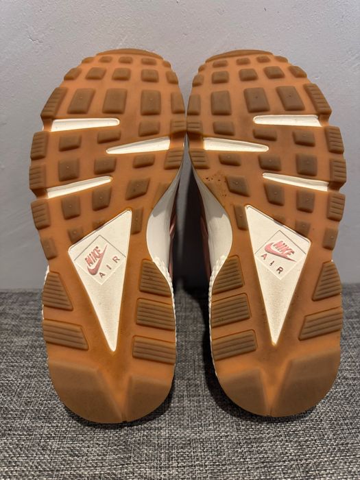 NIKE Wmns Air Huarache Run Premium.