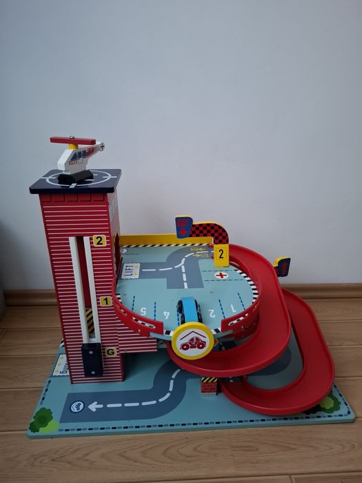 Parcare mașinuțe de lemn