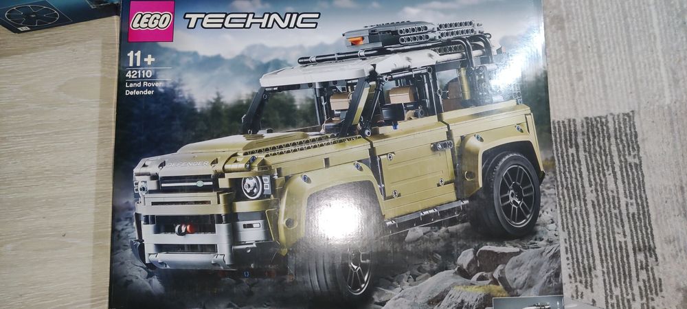 Оригинал LEGO Technic Land Rover Defender (42110) — собранная модель