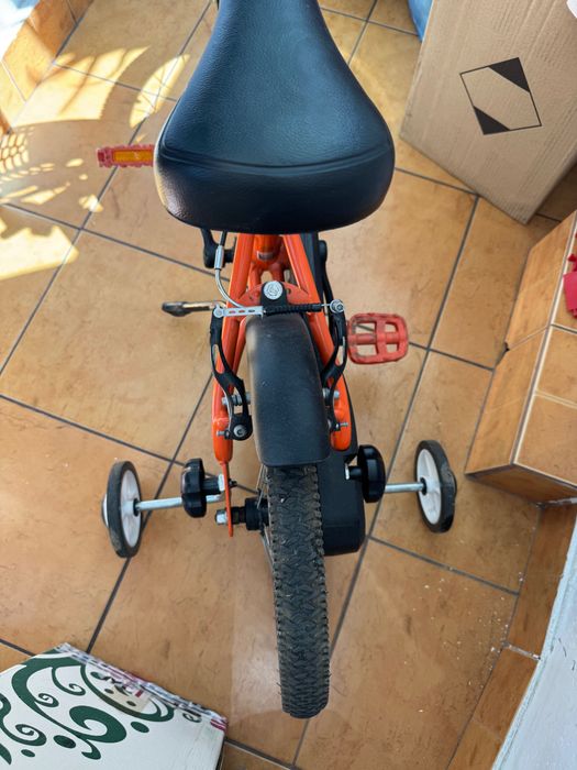 Bicicleta copii Btwin 16” inch, accesorizata cu vitezometru, claxon, cos depozitare si roti ajutatoare.