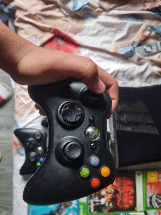 Vând Xbox 360 Slim + Kinect + 4 controllere + 12 jocuri – pachet complet