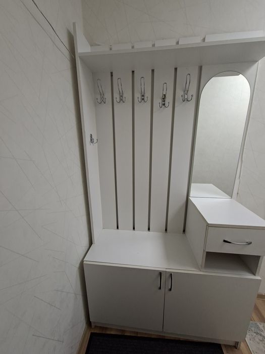 Шкаф белый  в прихожую