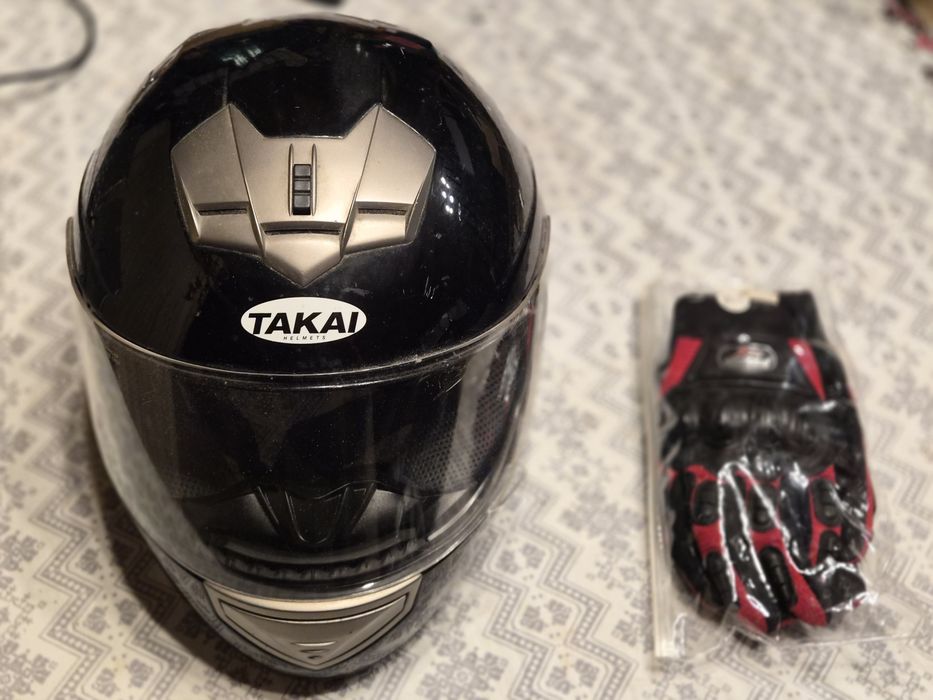 Greaca,casca si manusi de motociclist