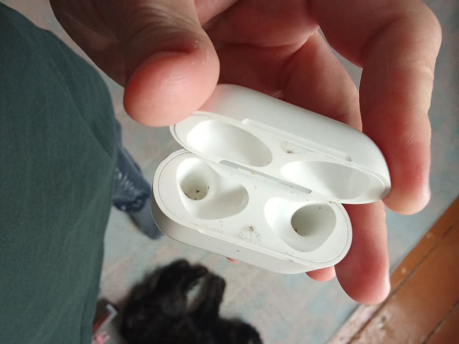 Продам кейс от air pods оригинал