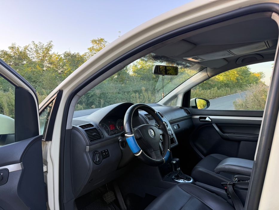 VOLKSWAGEN Touran 2010 — imagine 3
