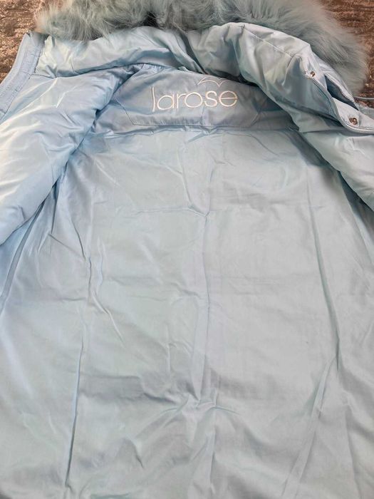 Светло син елек със сваляща се качулка