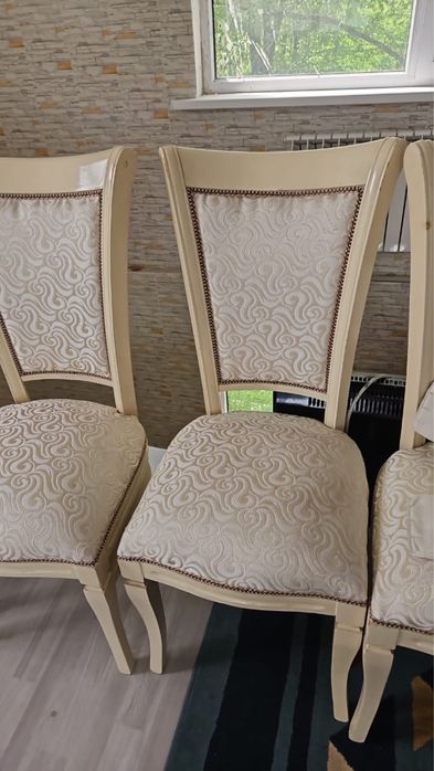 Стол и стулья для гостинной