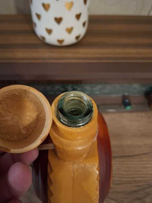 Plosca veche din lemn, cu interior din sticla.  Nu a fost folosita!