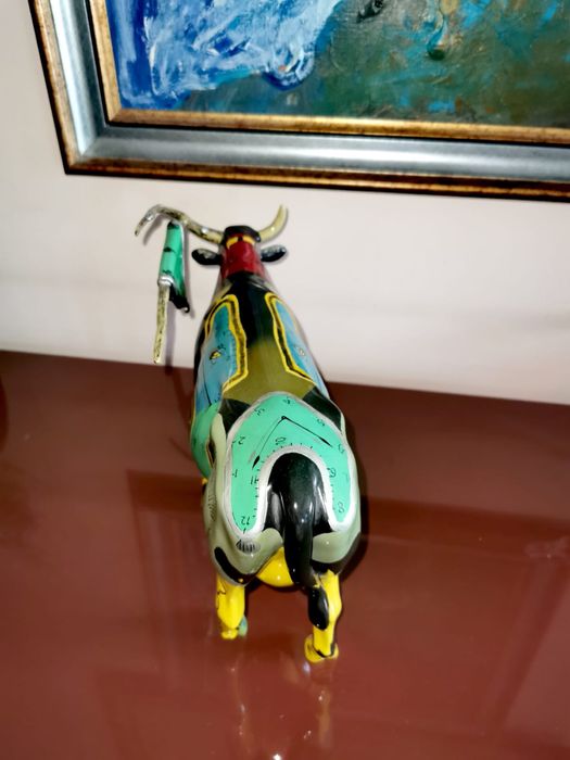 Парад на кравите CowParade Салвадор Каули крава арт фигура акрил колаж