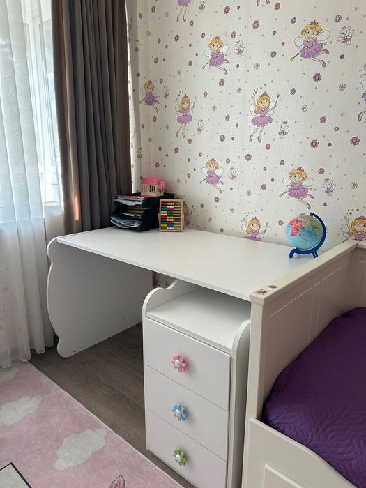 Бяло бюро и комод с 3 чекмеджета и ракла