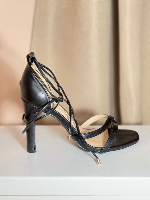 Елегантни обувки с връзки на висок ток