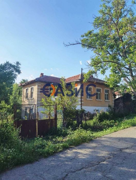 Двуетажна къща от 138 м2 с голям парцел от 1 027 м2 в центъра на С.