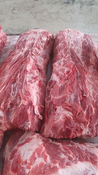 Мясо свинина не жирное.