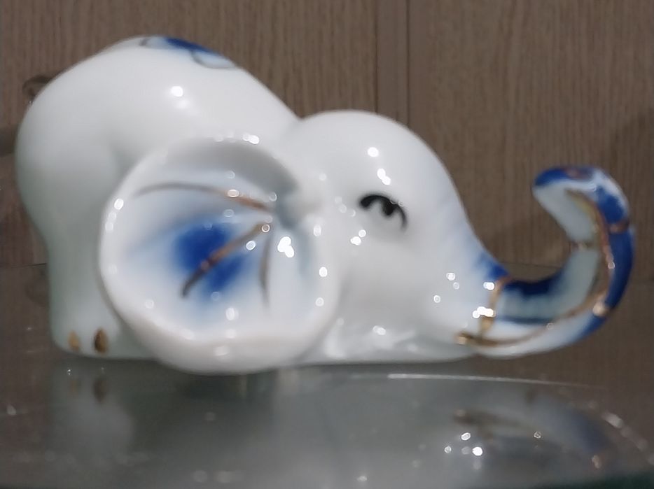 Фарфоровая статуэтка Слоник