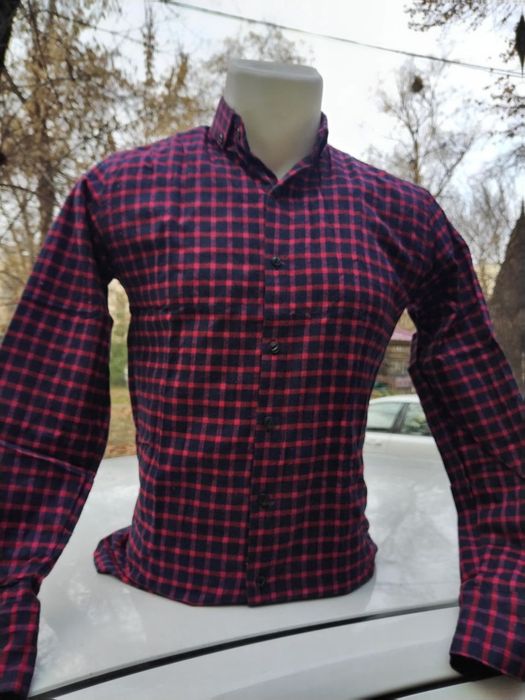 Арзон нархларда куйлаклар сотилади