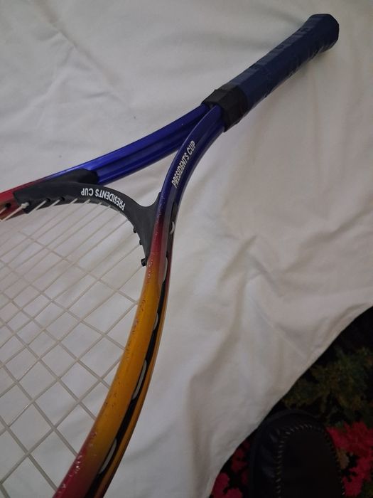 Теннисная ракетка