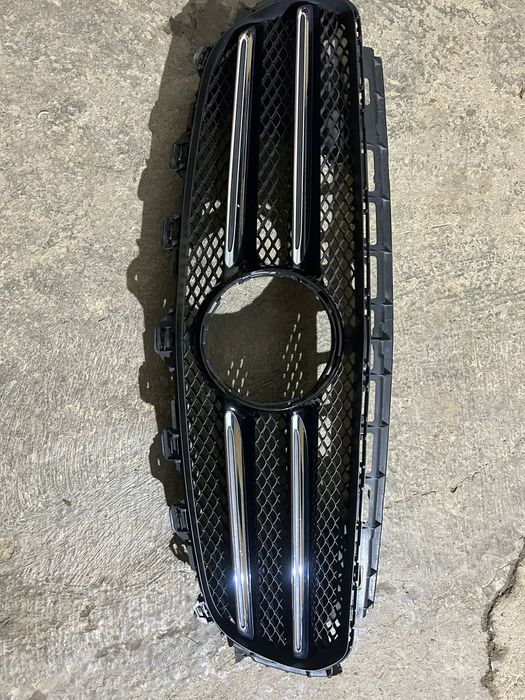 Grila  centrala  Mercedes  2016..2019  w 213  stare bună