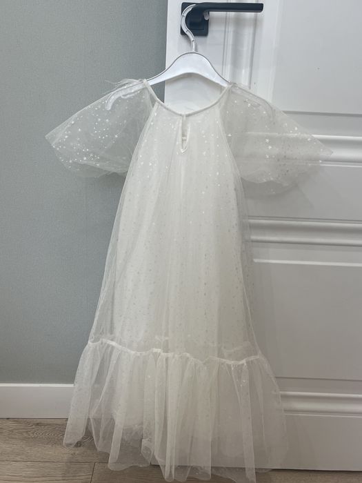 Белое платье с перяьми для девочки