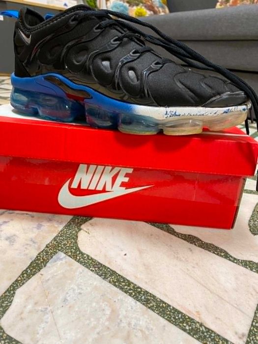 Продавам Nike Air Vapormax Plus TN в черно-син цвят.