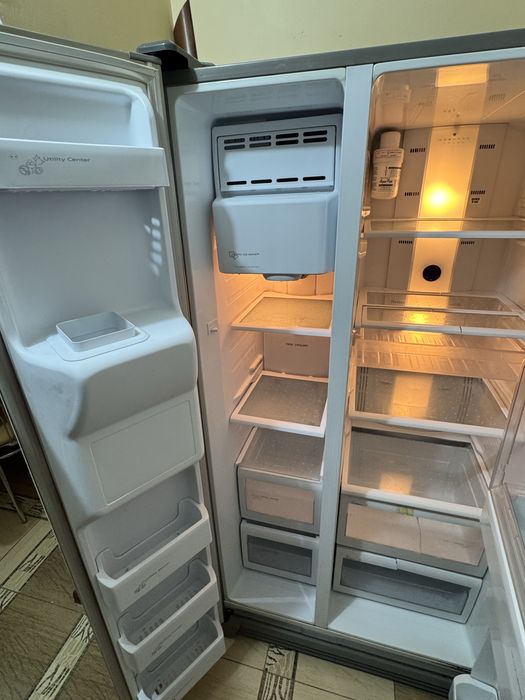 Холодильник Samsung Side-by-Side — отличное состояние.