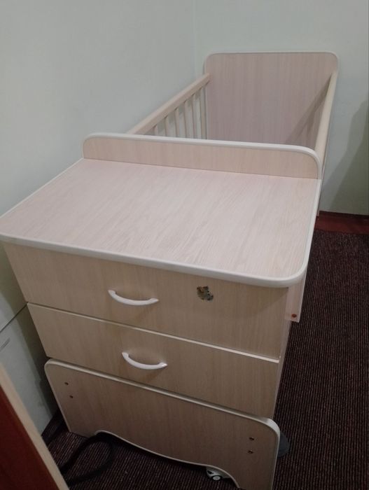 Bolalar krovati. B/u. Xolati yaxshi.