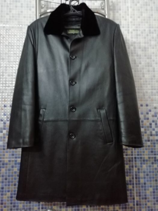 Кожанное пальто с меховым воротником.