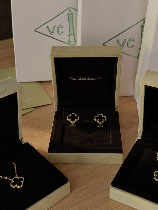 Колието и обеците Van Cleef