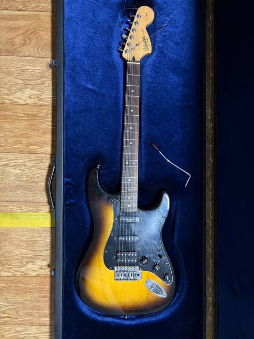 Электрогитара Squier Affinity Stratocaster HSS (+ кейс, педаль и блок)