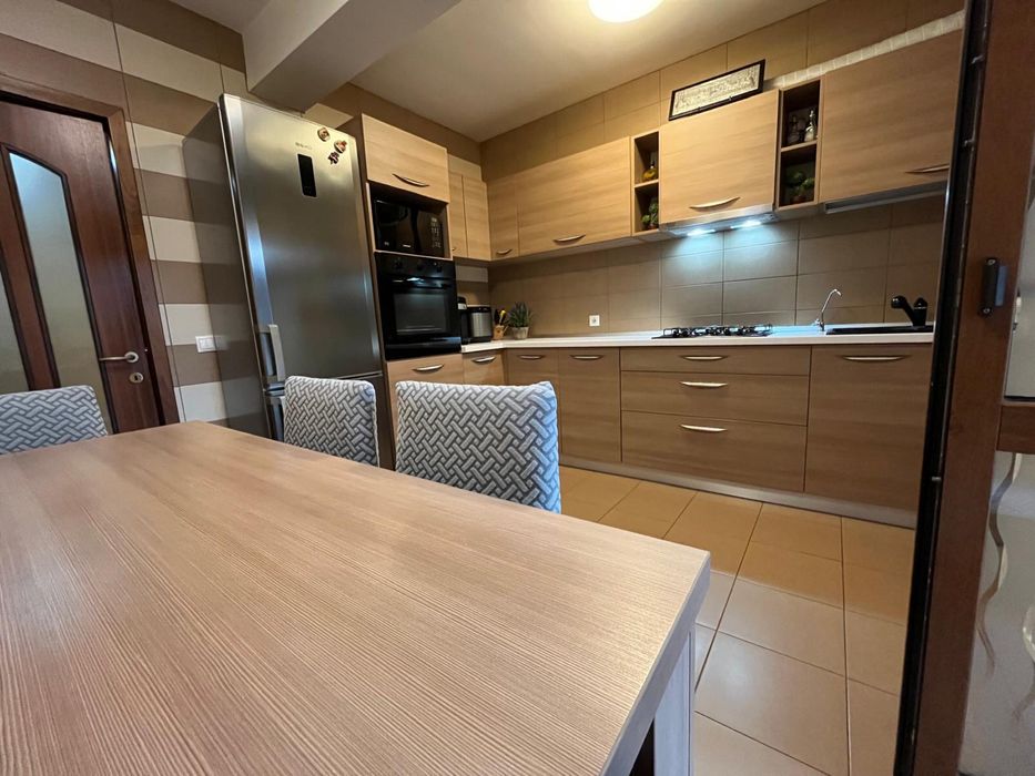 Ofer spre inchiriere apartament 3 camere in zona Compozitori
