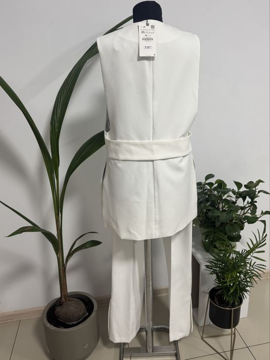 Costum alb cu vestă lungă și pantaloni split hem Zara mărimea XS